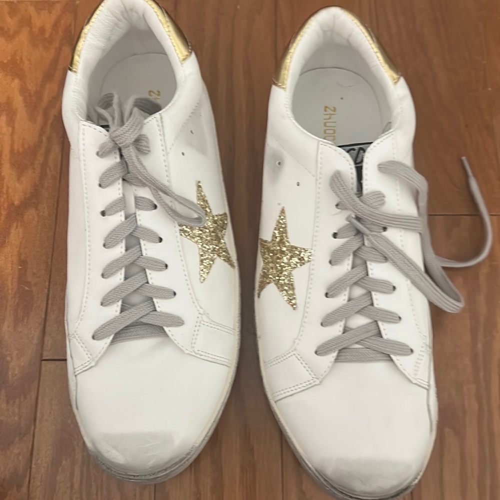 Worn few times star on side a little scratch on the toe